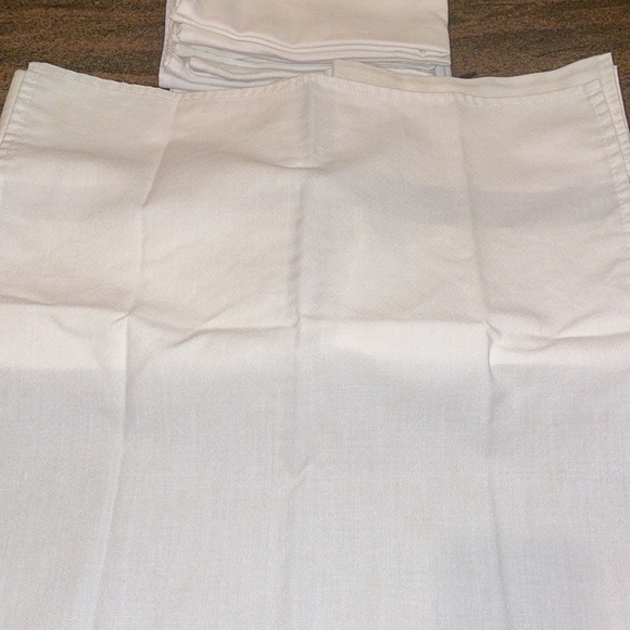 31 Pcs Large White Catering Napkins 18” x 18” - Picture 2 of 3